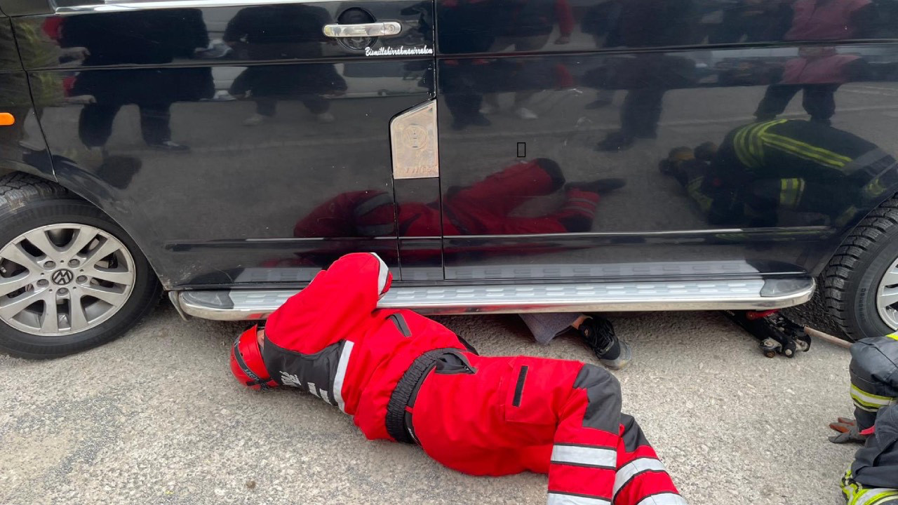 Geri manevra yapan minibüsün altında kalan yaya yaralandı