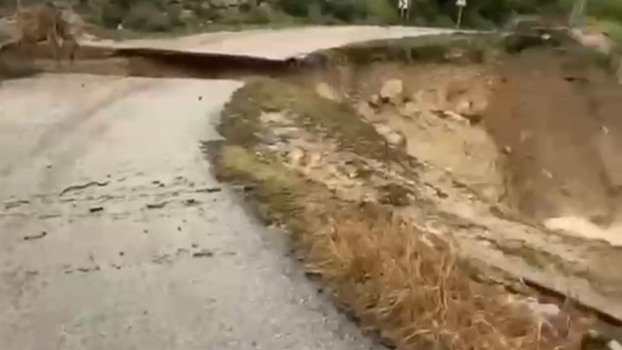 Mersin’de sağanak yüzünden yol çöktü