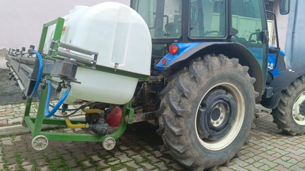 Traktörüne bağlı makineyi çıkarmak isterken sıkışarak öldü