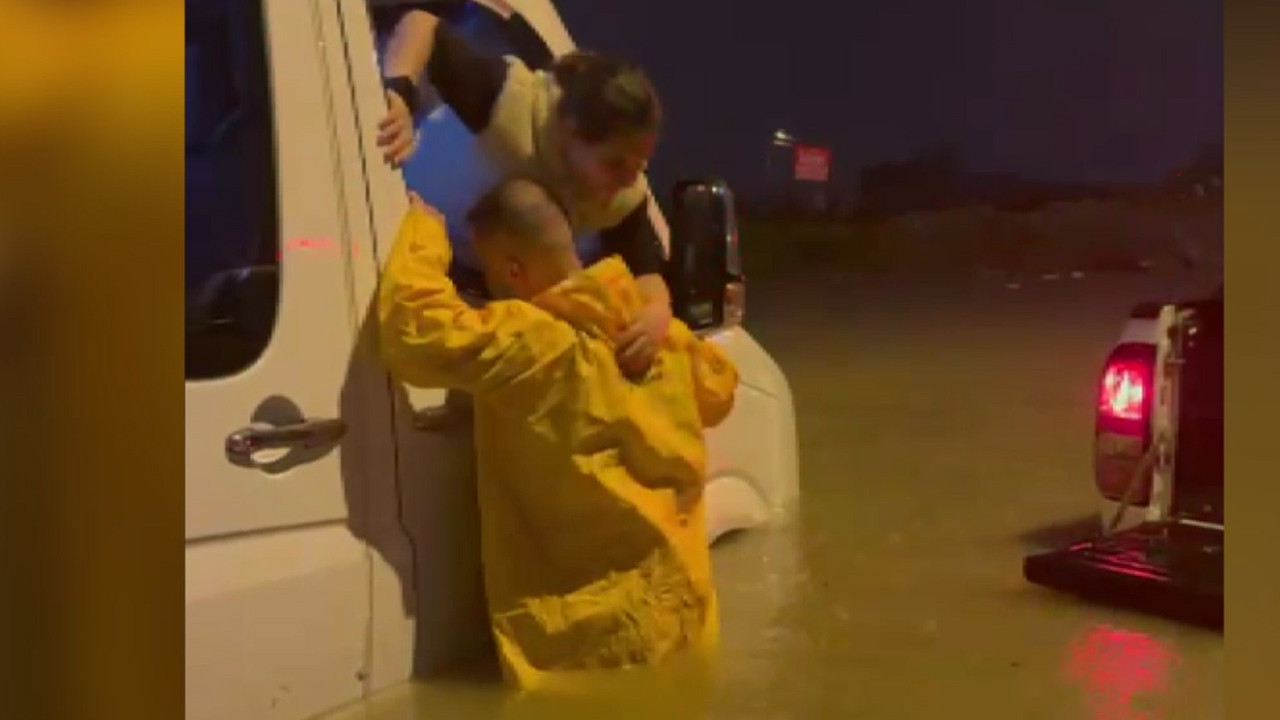 Adana suya gömüldü: Minibüste can pazarı