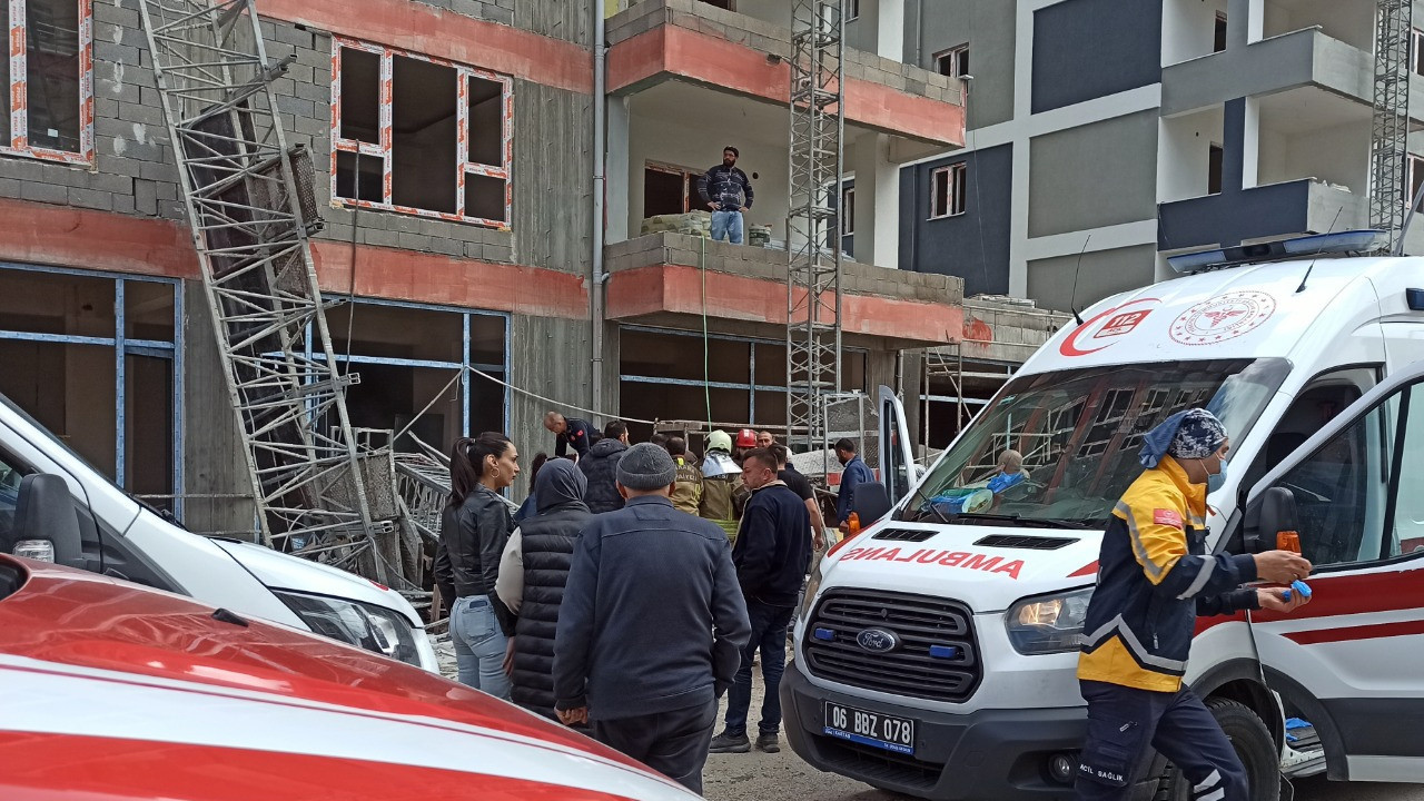 Ankara'da sekiz katlı inşaatın iskelesi çöktü: 3 yaralı