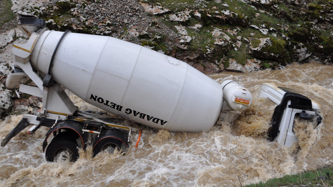 Beton mikseri dereye düştü: Sürücü kayıp