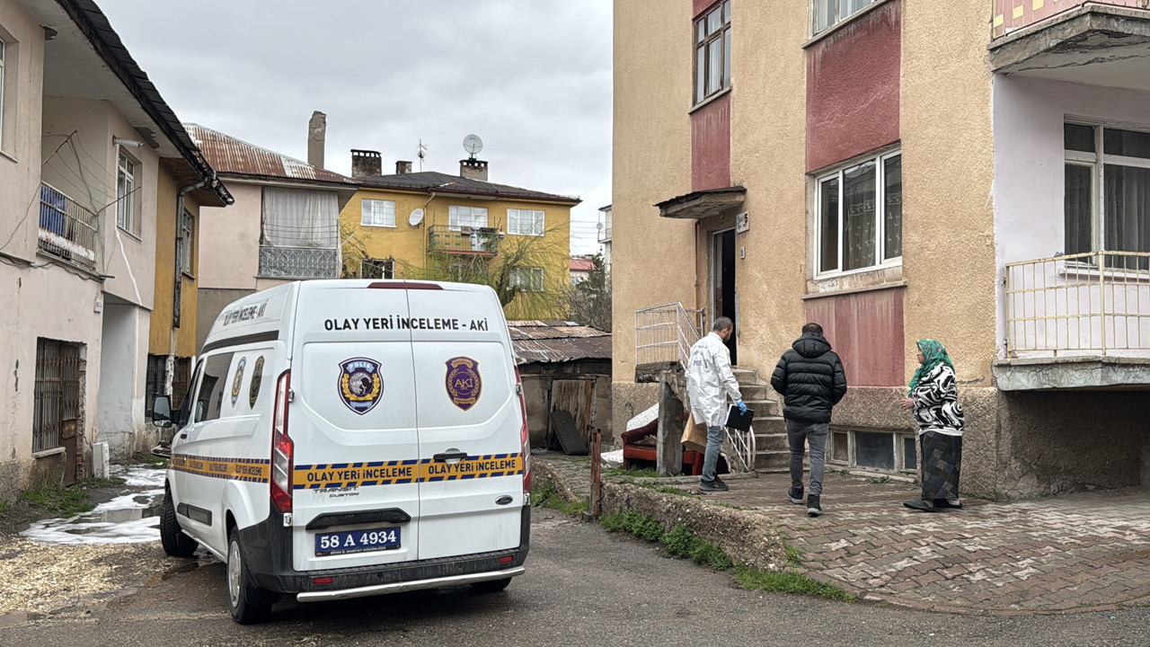 Bıçakladığı eşini ölümü terk etti: Polis şimdi cani kocayı arıyor