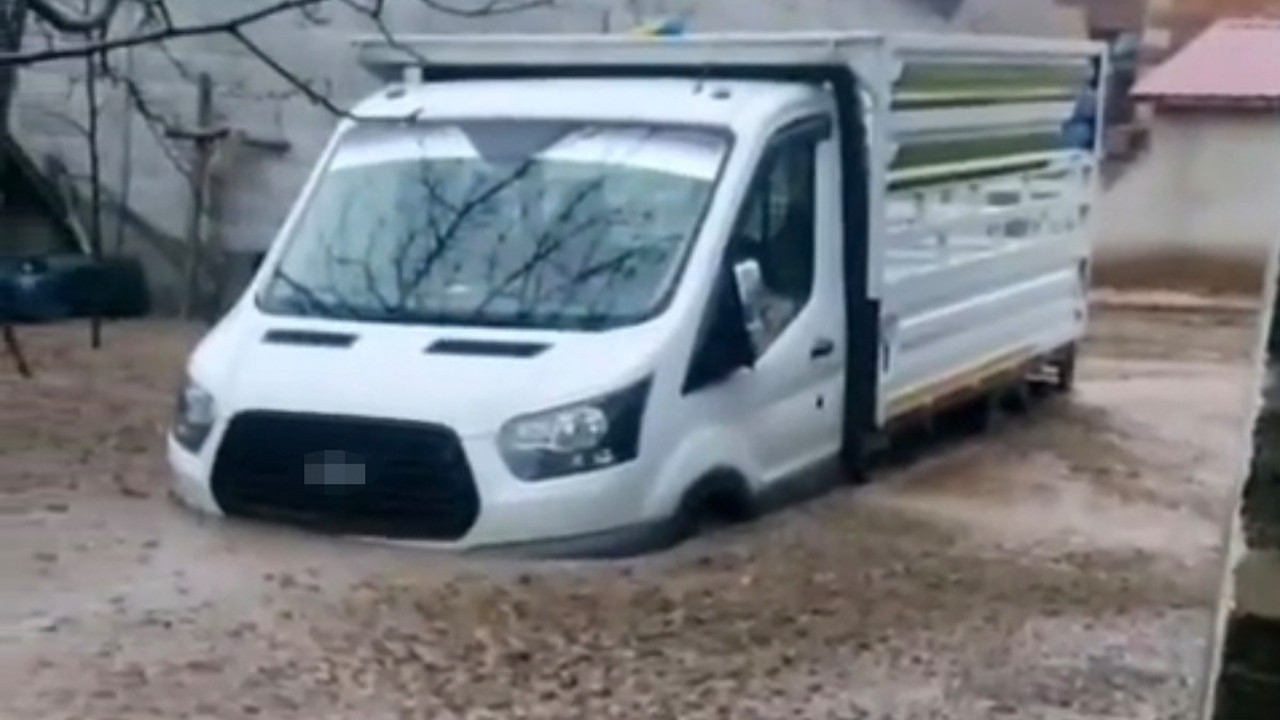 Bitlis'te sel felaketi: Araçlar ve hayvanlar mahsur kaldı