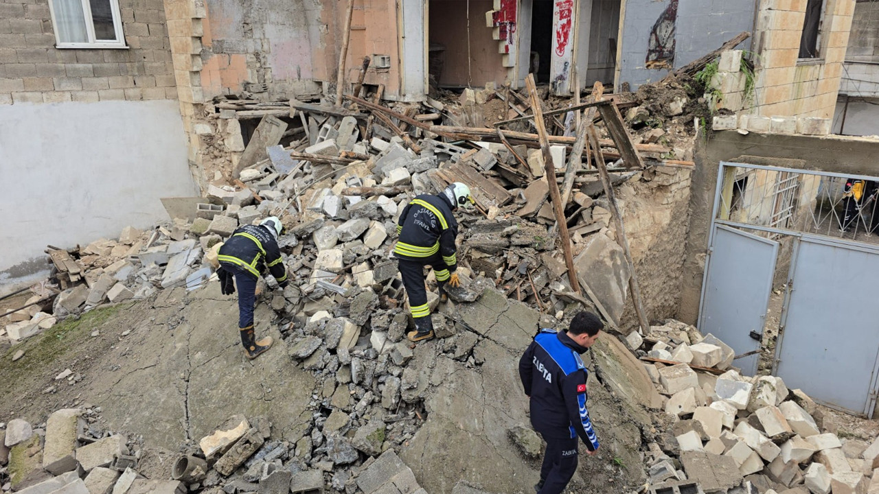 Çöken binanın molozlarının kapattığı yan binadakiler kurtarıldı