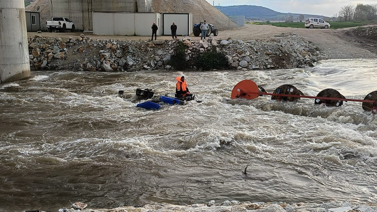 Dereyi traktörle geçmek isterken faciadan dönüldü