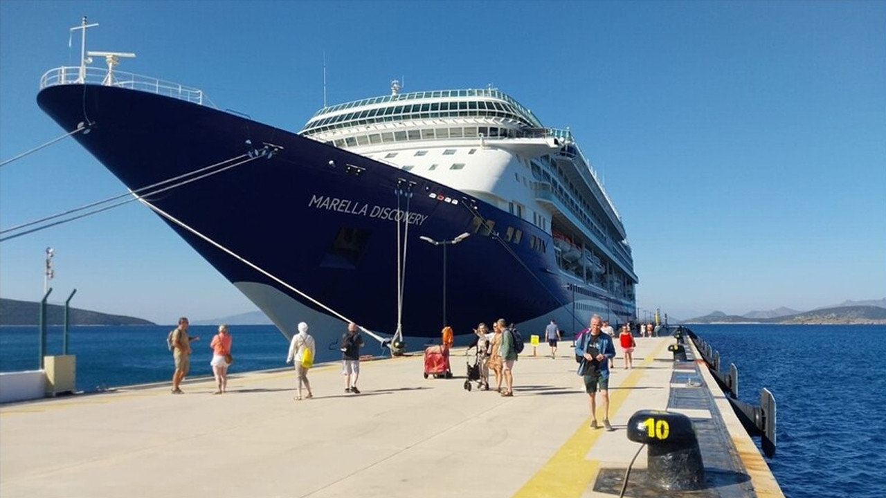 Dev yolcu gemisi Bodrum’a demirledi: Esnafın yüzü güldü turist akını başladı