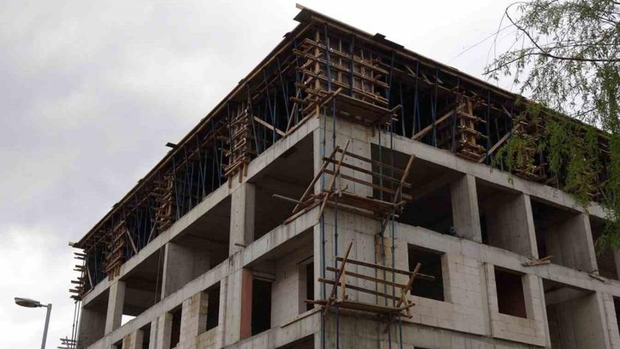 İnşaatın tepesine çıktı, ekipler seferber oldu: Tek bir isteği vardı