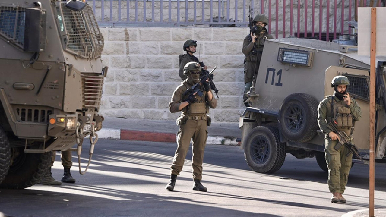 İsrail, işgal altındaki Batı Şeria'da 11 Filistinliyi gözaltına aldı