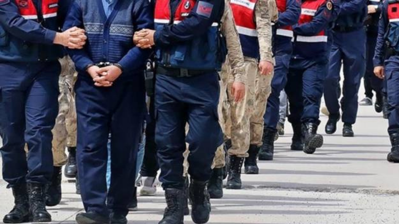 İstanbul ve Adana'da silah kaçakçılığı operasyonu: 5 kişi ve binlerce silah yakalandı