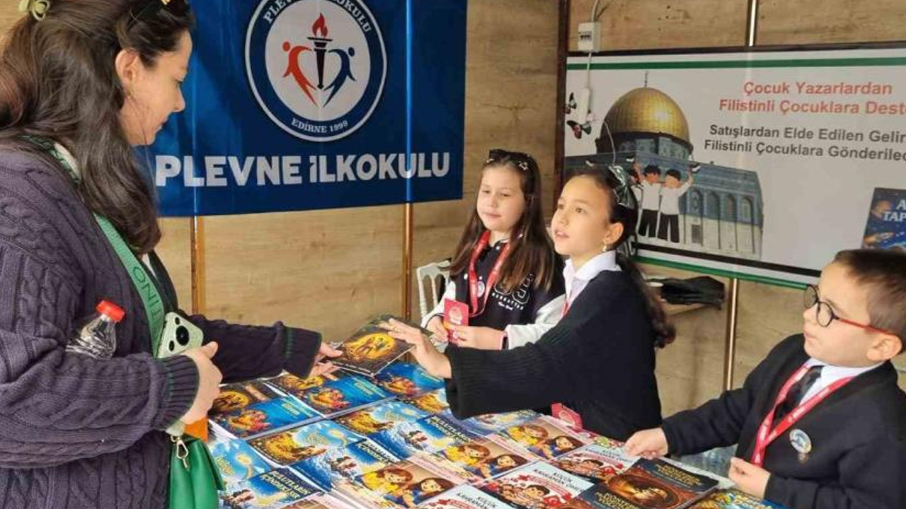 Minik yazarlar iş başında... Edirne’de satışa çıkan bu kitapların geliri Filistin’e gidecek