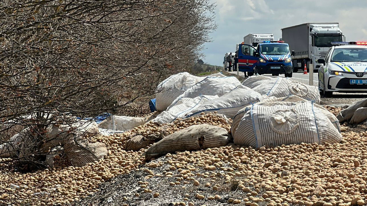 Tonlarca patates döküldü: Ekipler yolu açmak için seferber oldu