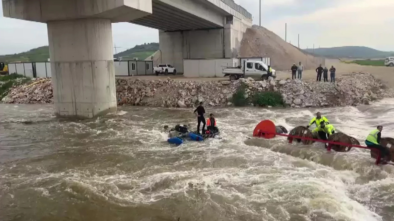 Traktörle karşıya geçmek isterken felaketi yaşadılar