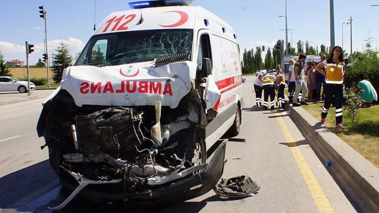 Ankara Sincan'da Ambulansla araç kafa kafa çarpıştı