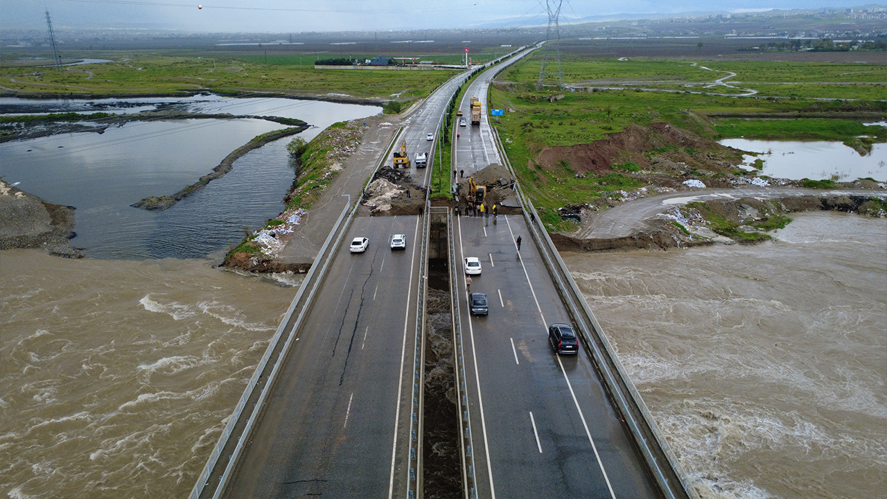 Batman'a yağmur düşünce yol yarıldı