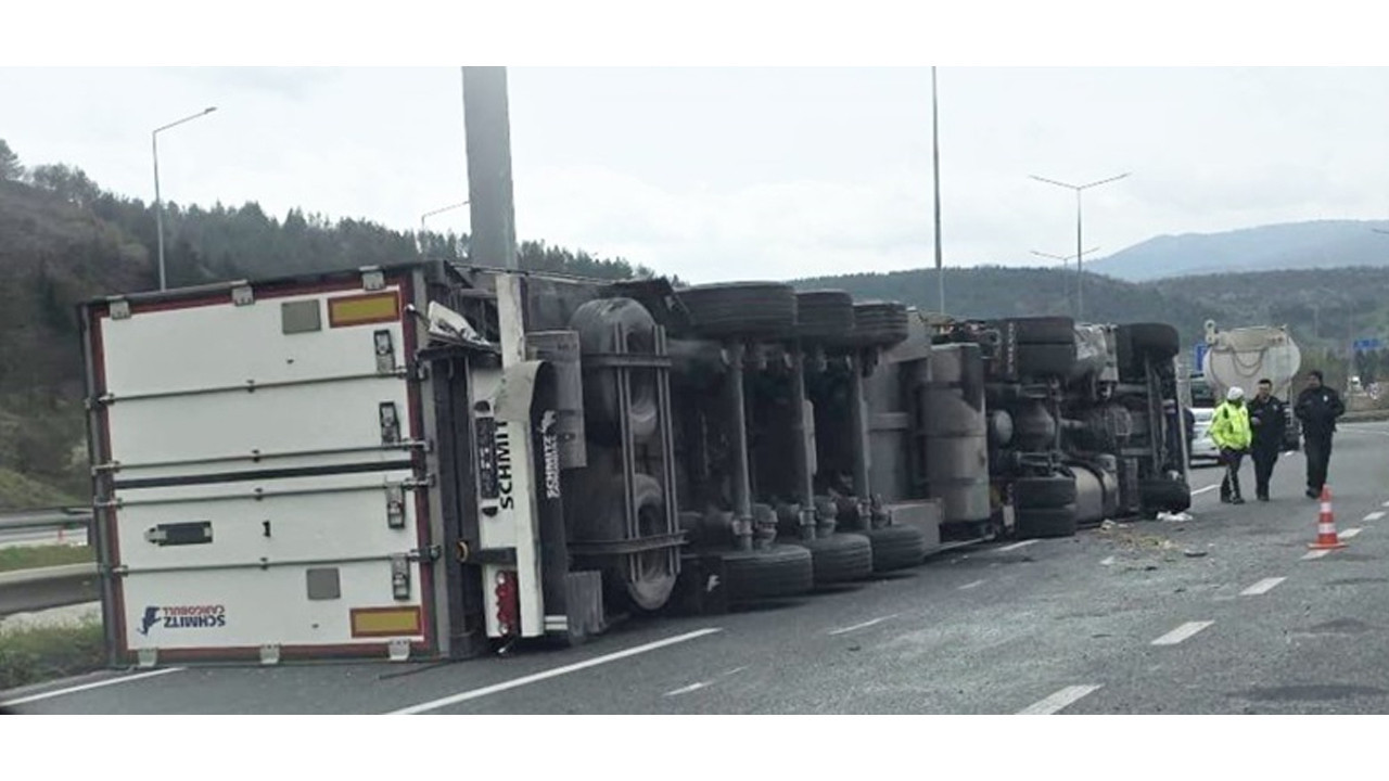 Bilecik’te tırın devrilmesi sonucu sürücü yaralandı