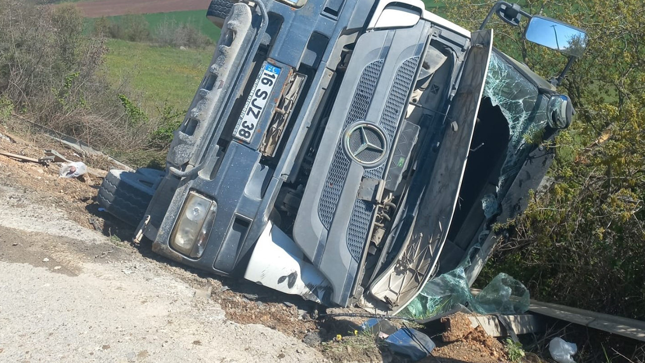 Bursa'da beton mikseri şarampole yuvarlandı