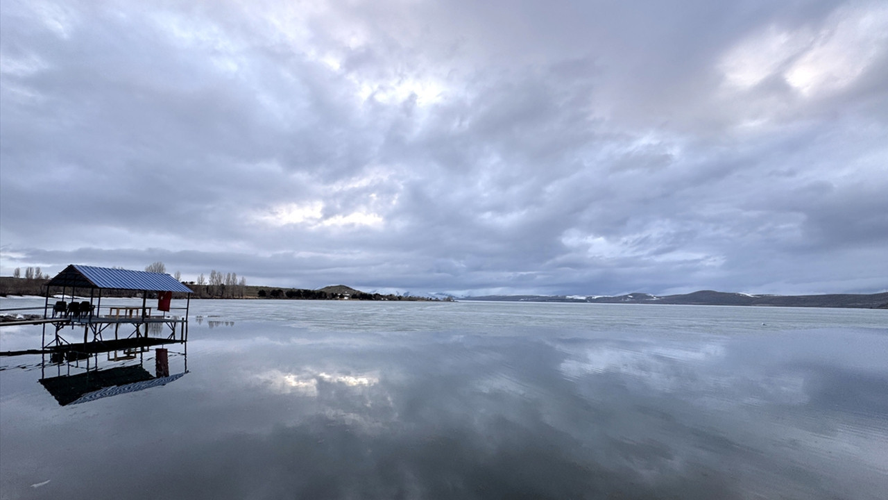 Çıldır Gölü'nün buzları erimeye başladı