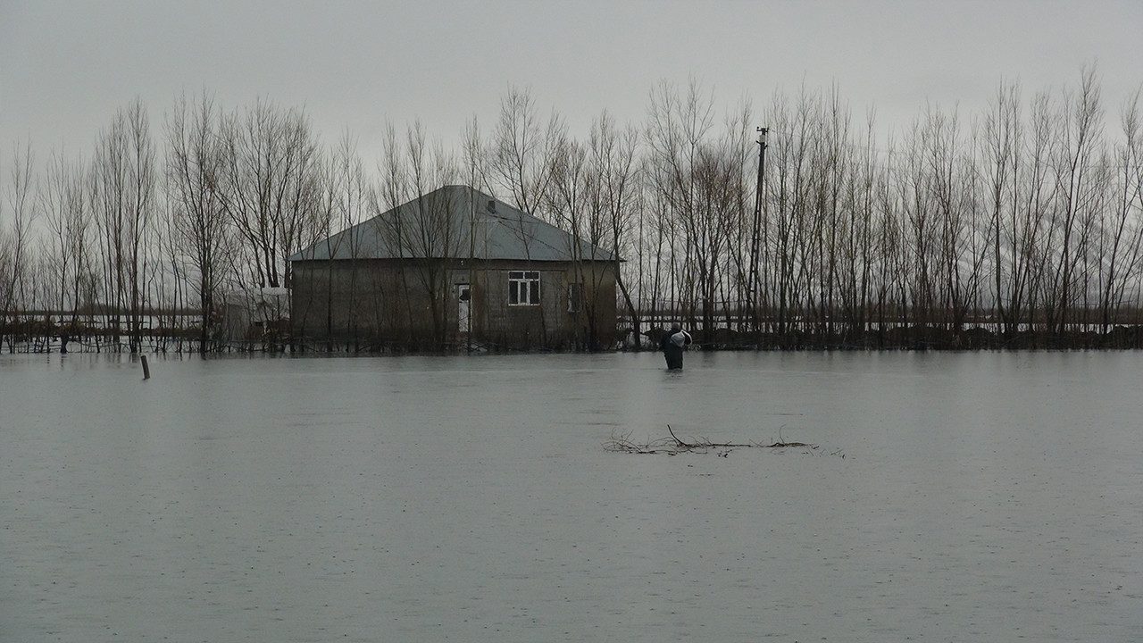 Hakkari'de sağanak yağış: 3 mahalle ve 1 köyü su bastı