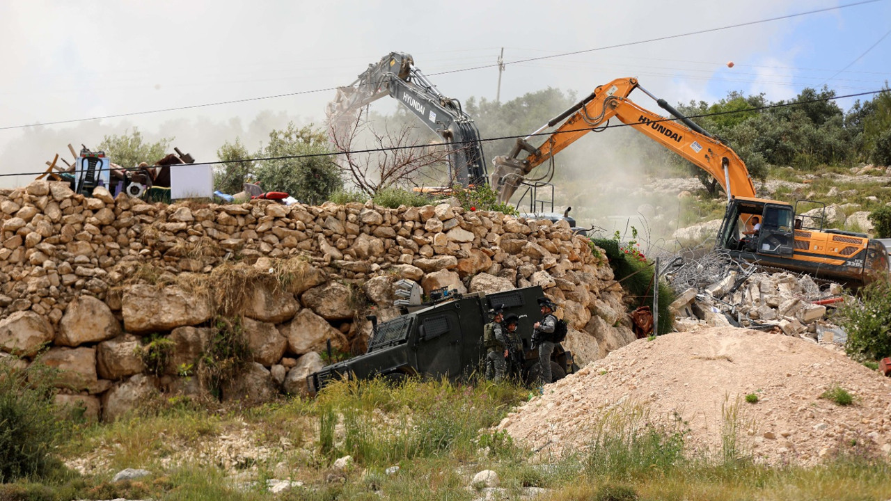 İsrail ordusu Batı Şeria'da 10 Filistinlinin barındığı iki katlı bir evi yıktı