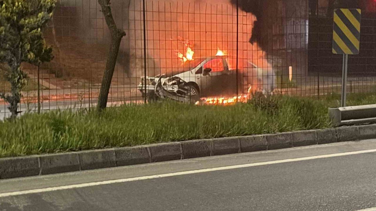 Kaza yapan otomobil alev topuna döndü: Yol trafiğe kapandı