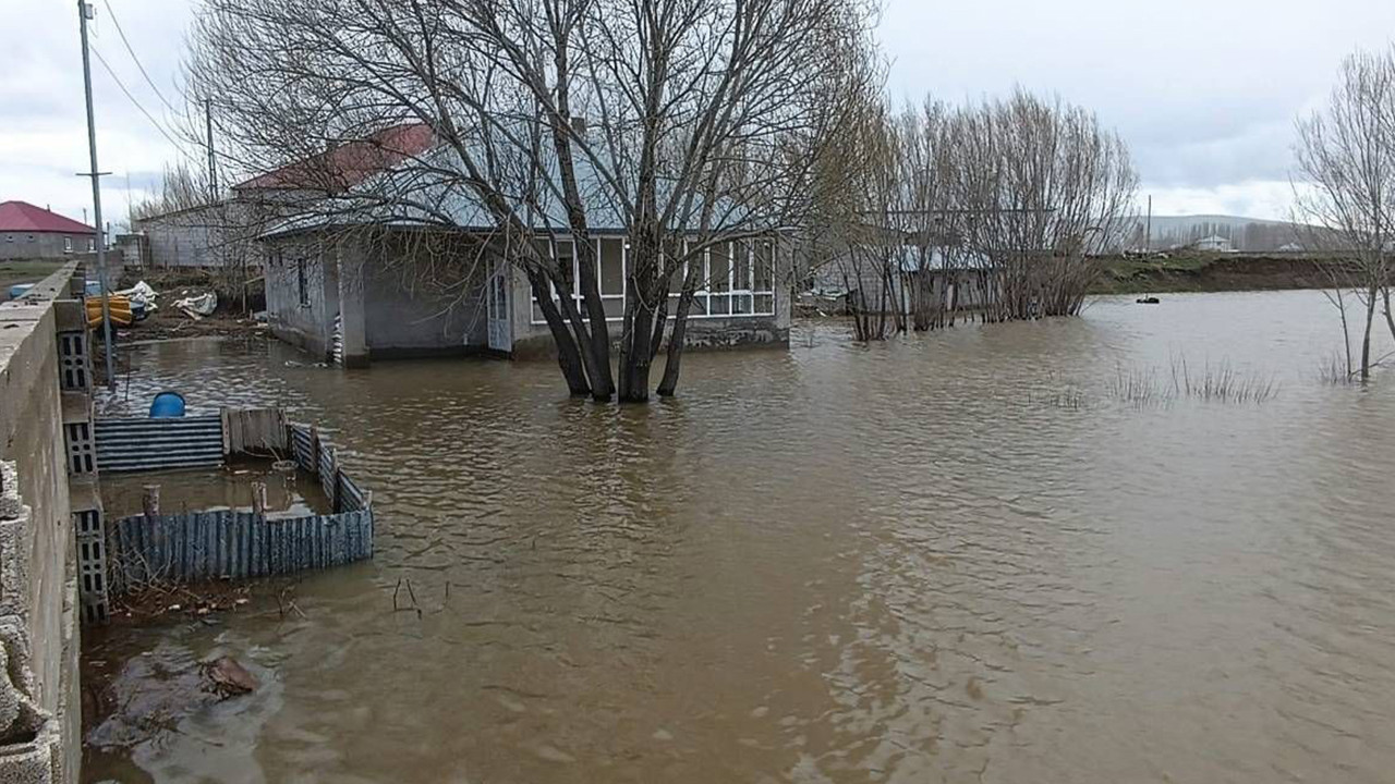 Ağrı’da sağanak yağış dere taşmasına yol açtı