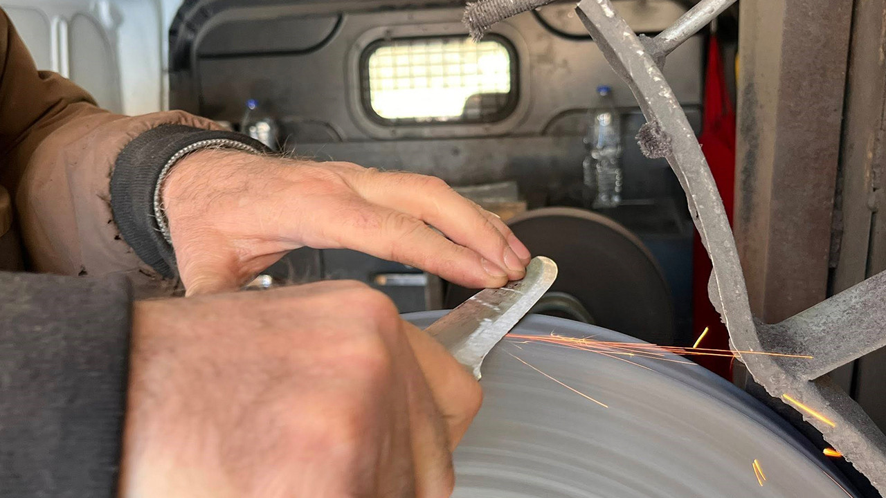 Arabası atölyesi oldu: 35 yıldır Trakya’da bıçak biliyor