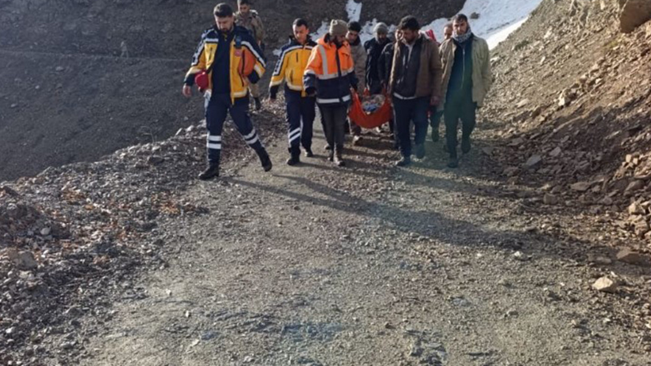 Heyelan yolu ulaşıma kapadı