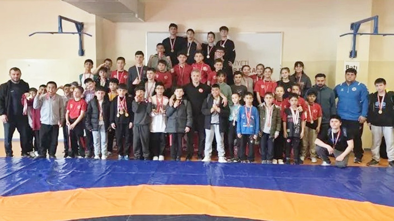 Bilecik'teki turnuvada Bozüyüklü güreşçilerden 32 madalya