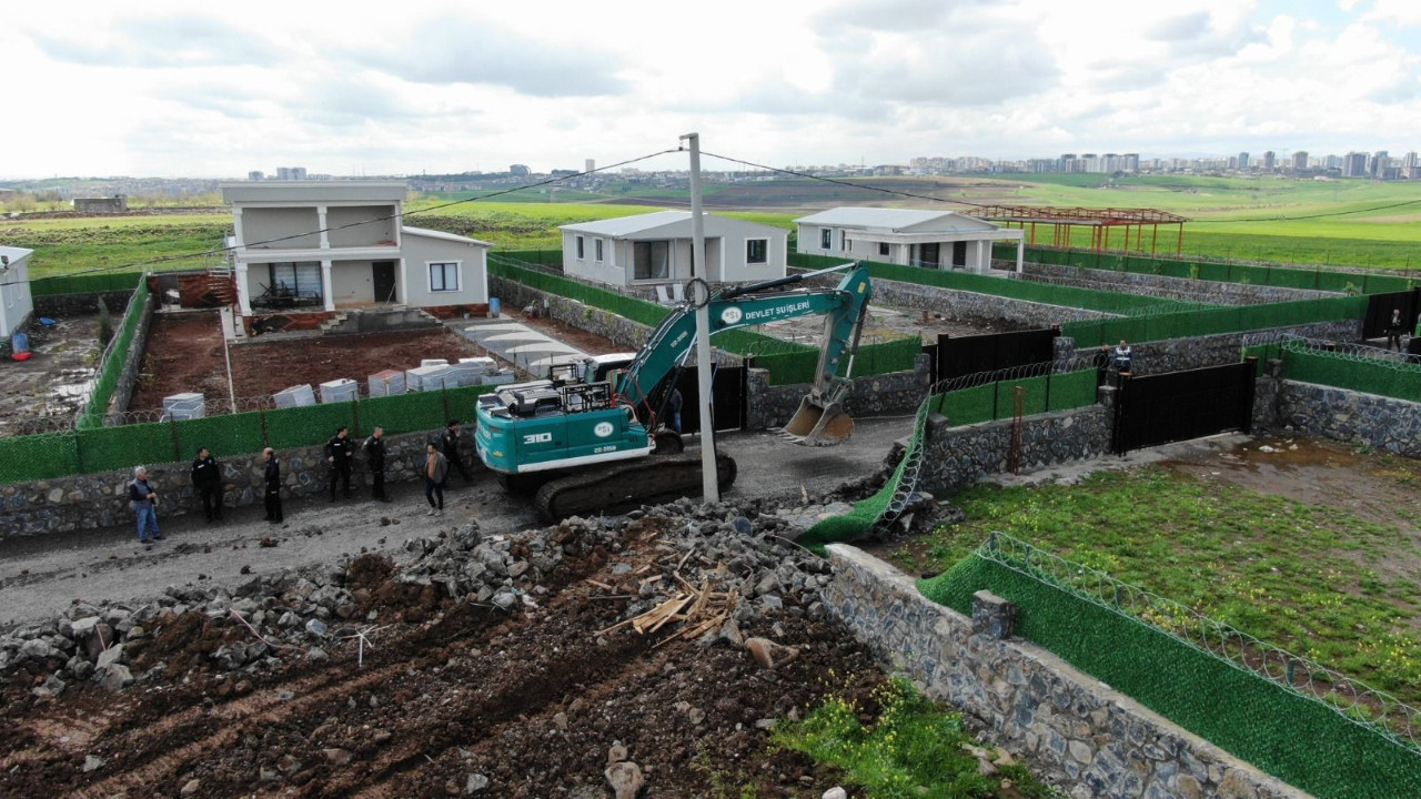 Diyarbakır'da kaymakamlık kaçak villaları tek tek yıktı