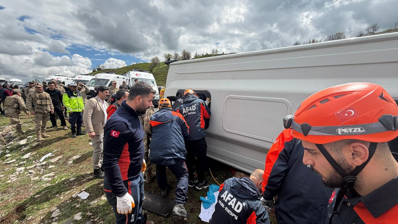 Diyarbakır'da yolcu minibüsü devrildi: Ölü ve yaralılar var