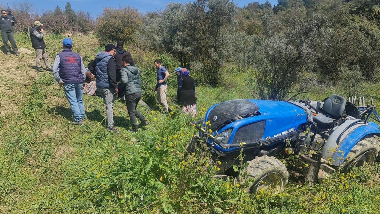 Eğimli tarlayı sürerken traktörüyle takla attı