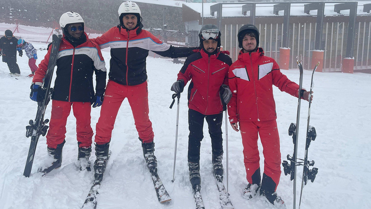 Erzurum'da onlarca öğrenci kayakla tanıştı