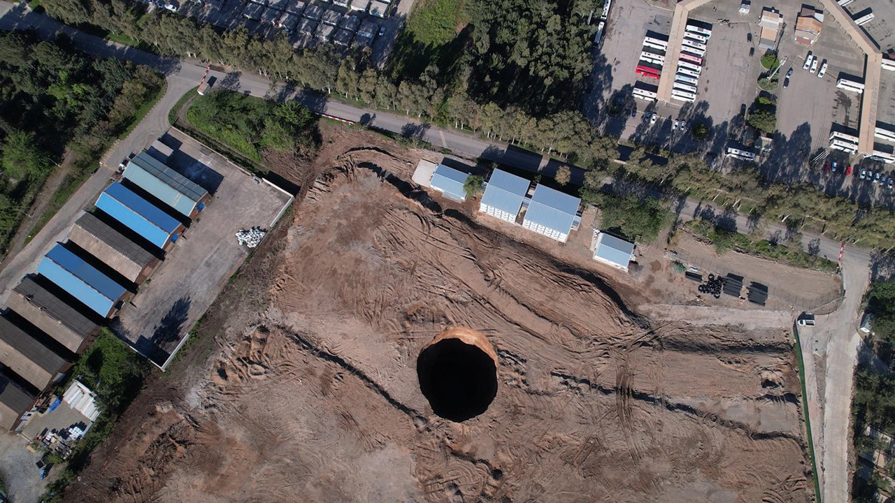 Felaketin eşiğinden dönüldü: Şantiye sahasında 45 metre derinliğinde obruk oluştu