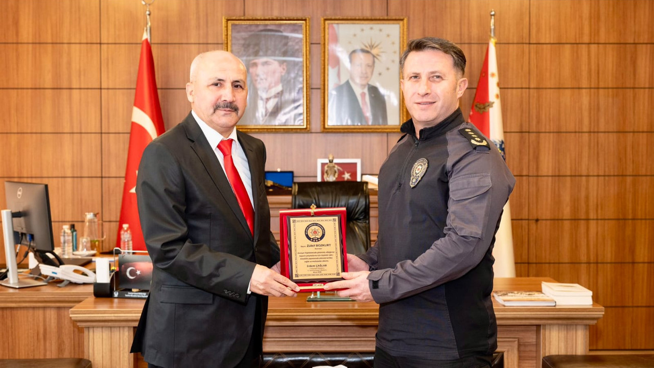 İl Emniyet Müdürü Çağlar'dan yaş haddinden emekli olan personele plaket
