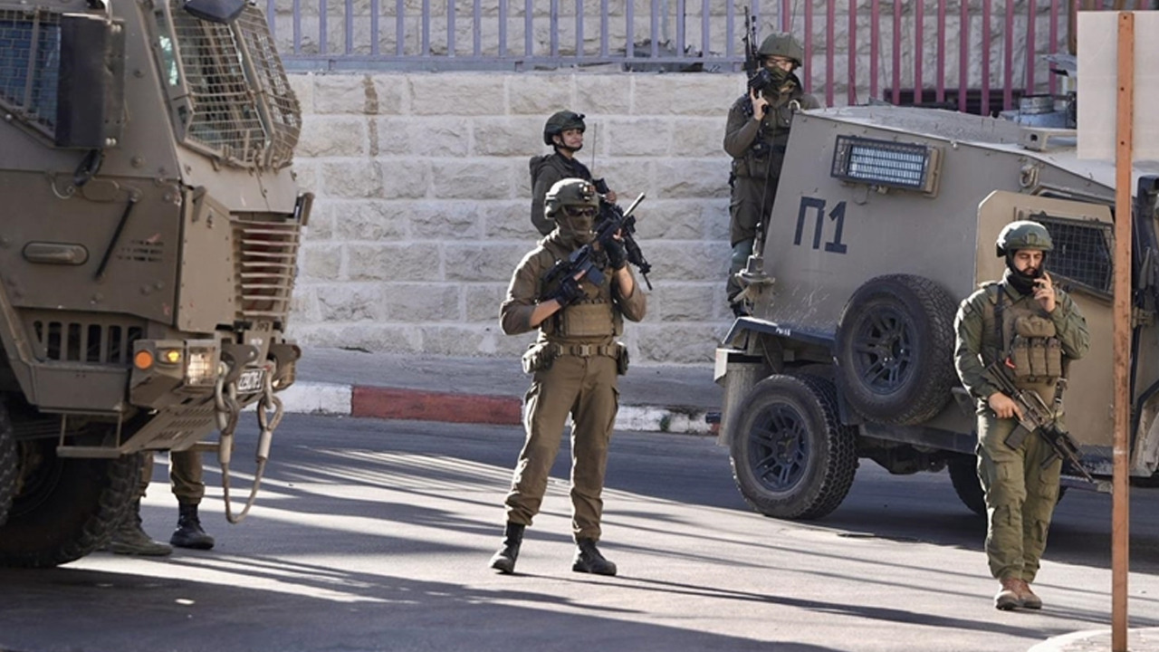İsrail askerleri Batı Şeria'da Filistinli iki kardeşi gözaltına aldı