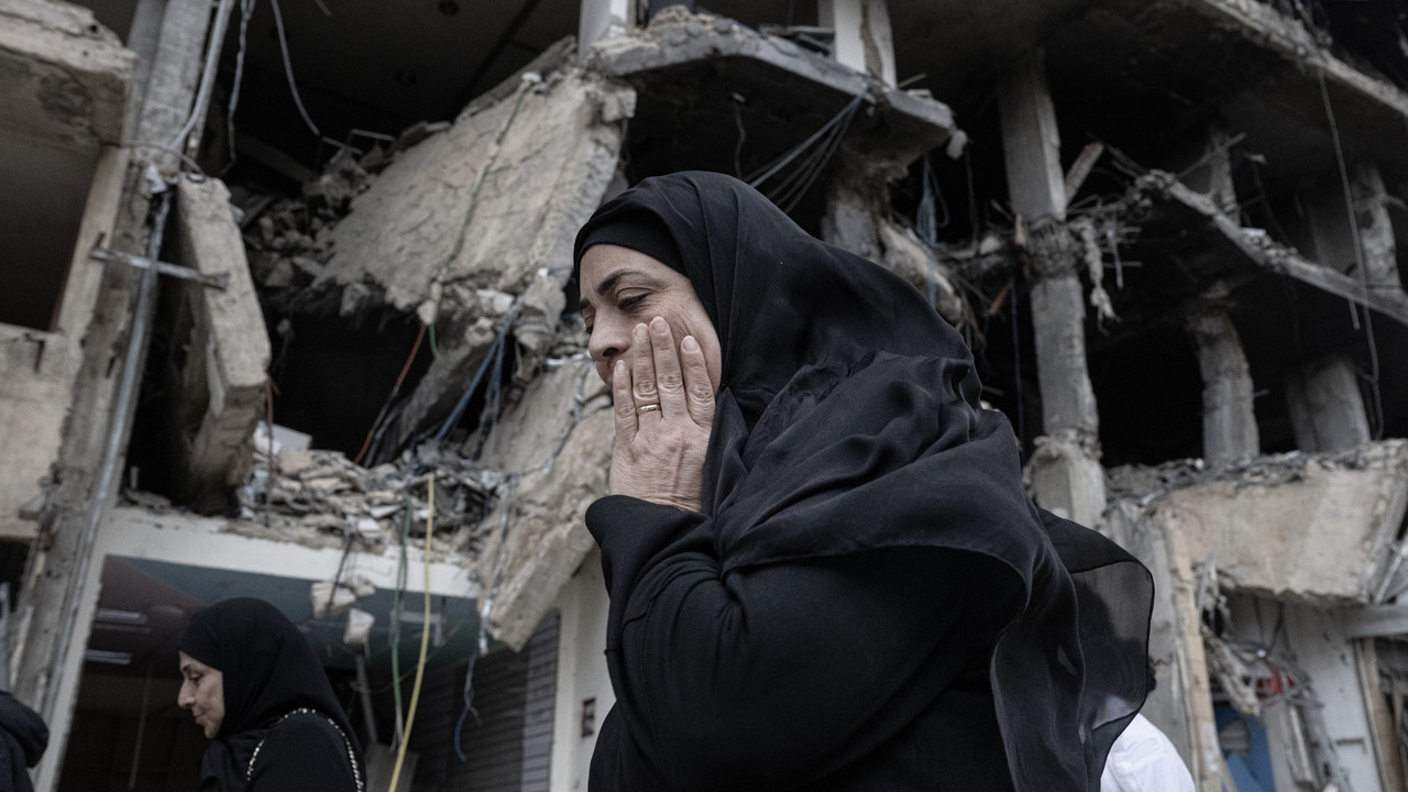 İsrail Lübnan’da ateşkes sırasında ambulansları yakıyor