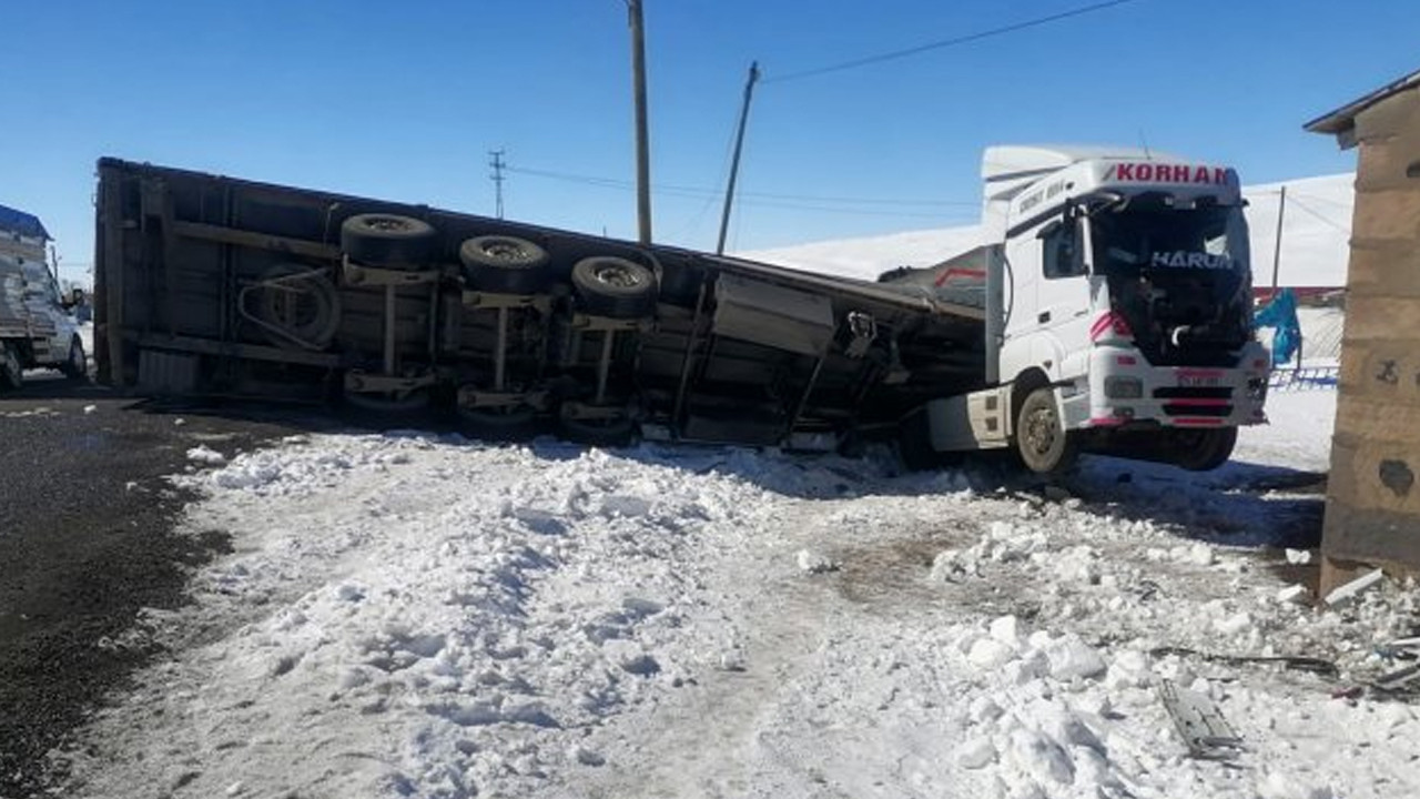 Kars’ta yem ve gübre yüklü tır köy yolunda çamura saplandı: Köylüler seferber oldu