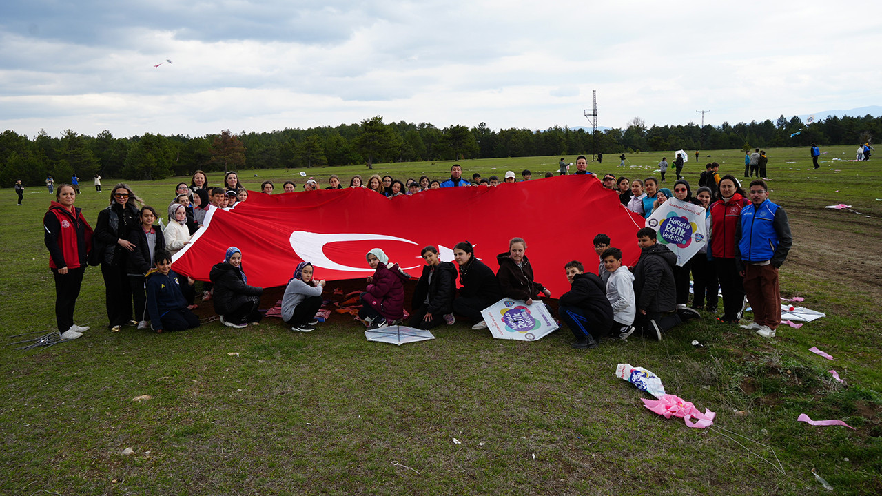 Kastamonu'da 23 Nisan'da çocuklar uçurtma uçurdu