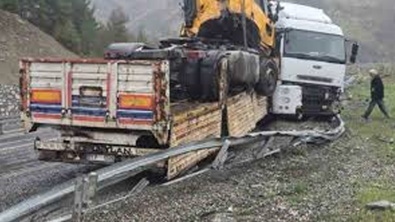 Kaza yapan tırı taşıyan tır da kaza yaptı