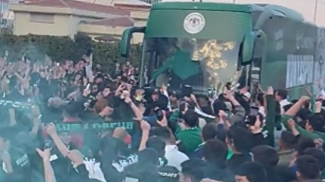 Konyaspor taraftarı Fenerbahçe maçı öncesi takımı meşalelerle karşıladı