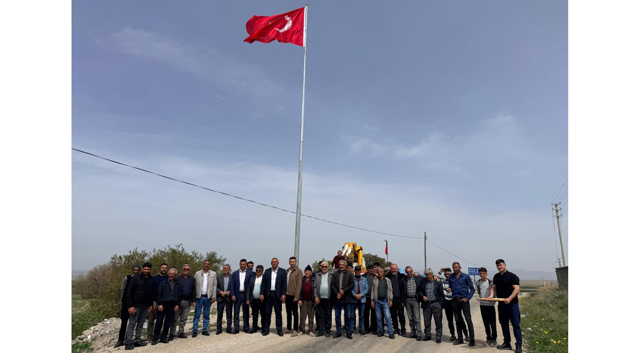 Satansarı Köyü’nde 20 metrelik direğe dev Türk Bayrağı asıldı