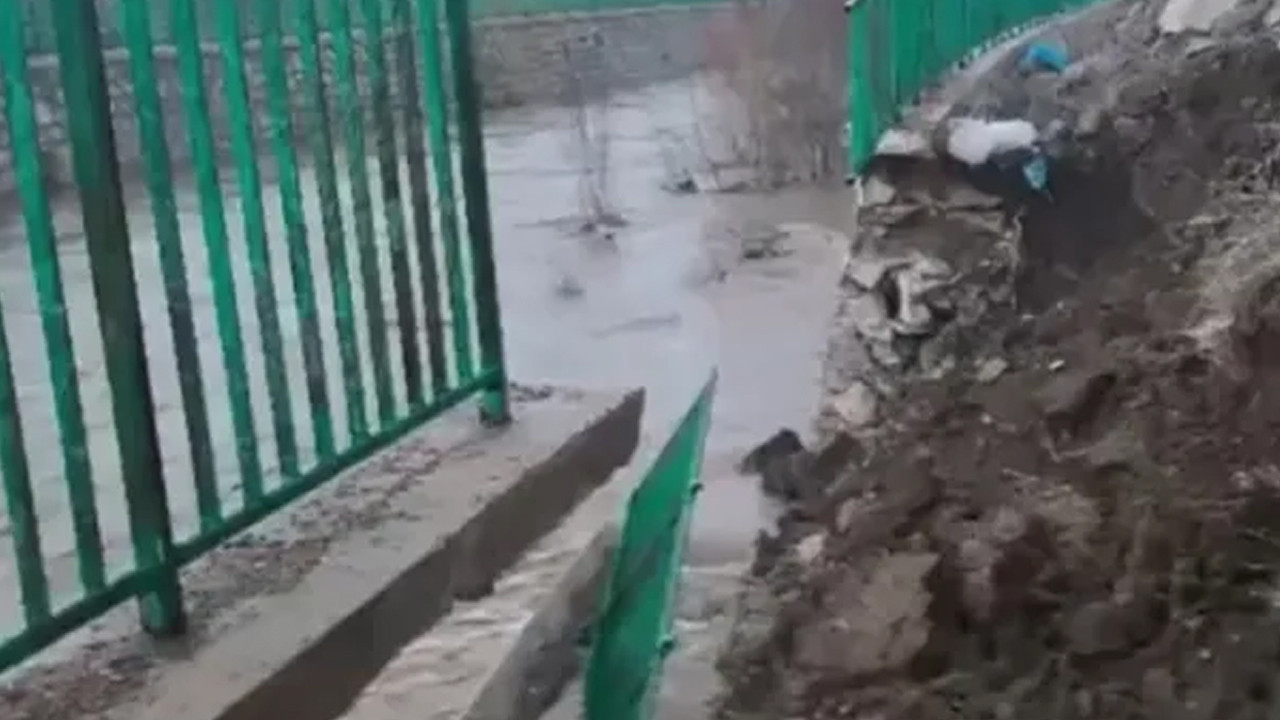 Yüksekova’da istinat duvarı sağanak sonrası çöktü