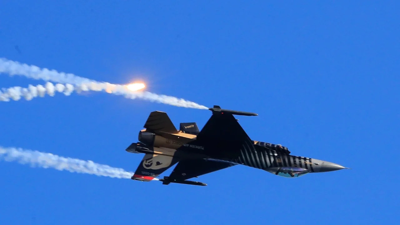 Antalya semalarında nefesler tutuldu: SOLOTÜRK’ten 23 Nisan öncesi tüyleri diken diken eden gösteri