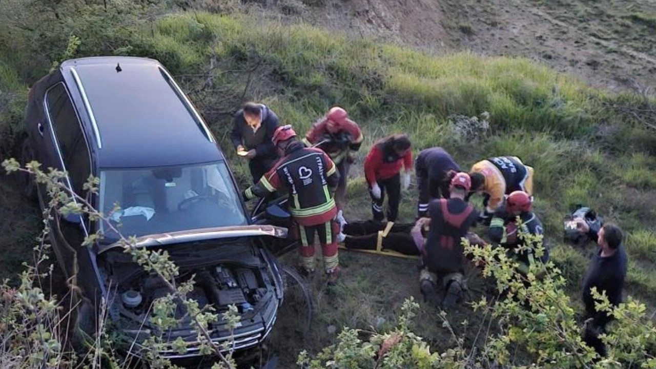 Erdek-Bandırma yolunda korku dolu anlar: Şarampole yuvarlanan araçtan sağ çıktılar