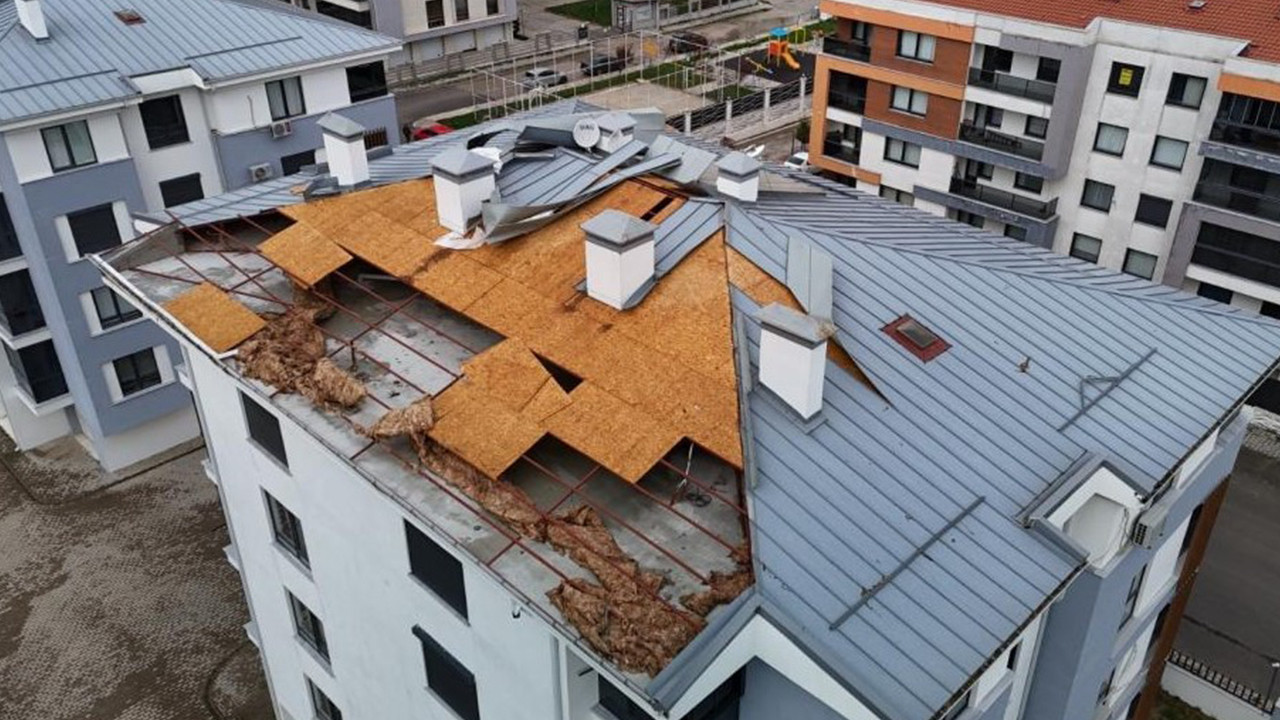 Fırtına dehşeti: Çatı parçaları binalara mermi gibi saplandı