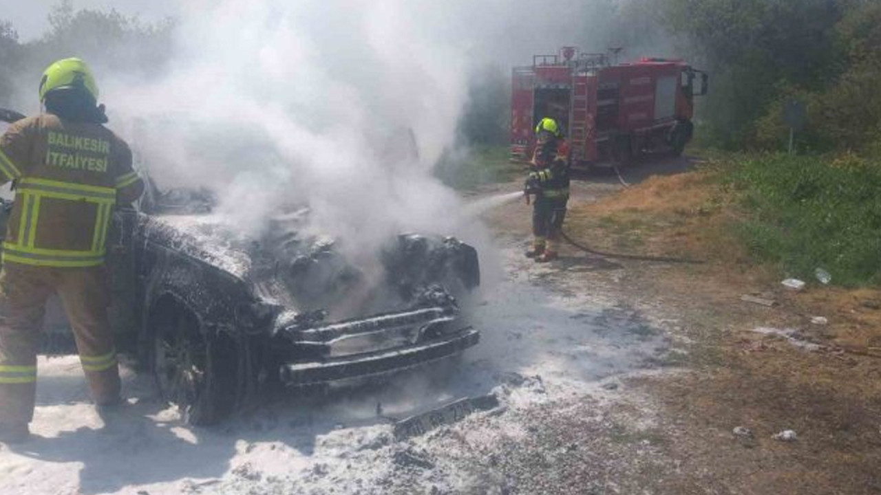 Gönen’de korku dolu anlar: Alevlere teslim olan araçtan geriye sadece demir yığını kaldı
