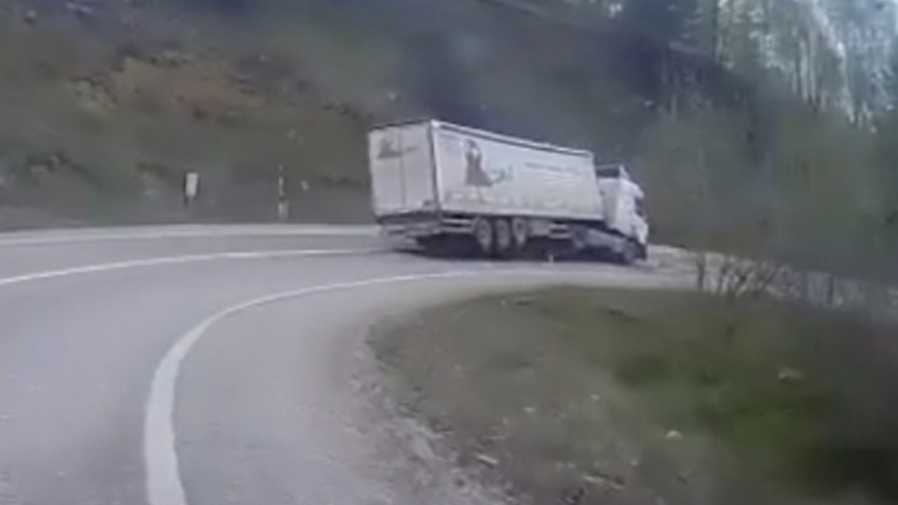 İnegöl'de su yüklü tırın devrilme anı kamerada: Ekipler sürücüyü camı kırarak çıkardı