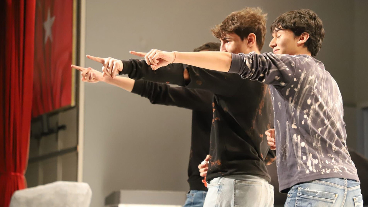 Karabük’te gençler tiyatro sahnesinde yarıştı