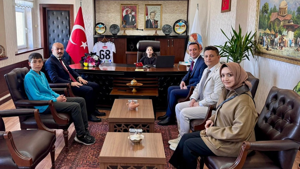 Kaymakam Süleyman Arat, 23 Nisan’da makamını öğrenci Miray Sarılmaz’a devretti